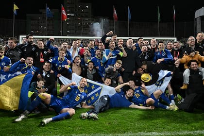 El festejo de Bosnia y Herzegovina en Zenica, donde el equipo balcánico superó por penales a Italia y logró por segunda vez una clasificación para la Copa del Mundo.
