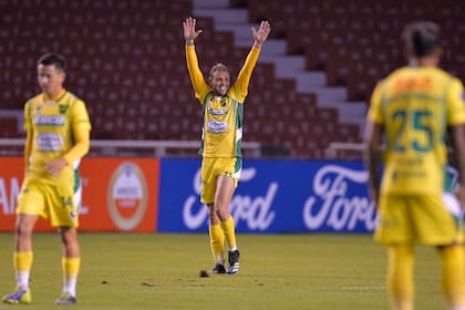 El festejo de Carlos Rotondi, autor del gol de Defensa en Quito