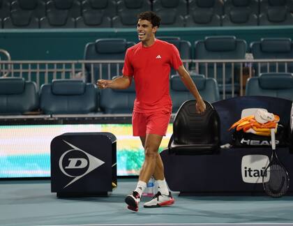 El festejo de Cerúndolo tras lograr un muy buen triunfo sobre un Top 15