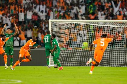 El festejo de Costa de Marfil, anfitrión de la Copa Africana de Naciones: de estar prácticamente eliminado a jugar los cuartos de final
