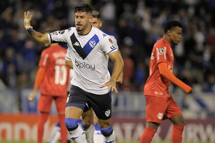 El festejo de De los Santos, que marcó de cabeza el 1-1