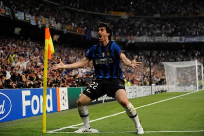 El festejo de Diego Milito, el héroe de Madrid; el Príncipe convirtió los dos goles de Inter en la victoria 2-0 sobre Bayern Munich. El delantero, además, marcó en la conquista de la Copa Italia y el tanto ante Siena, que posibilitó ganar el scudetto
