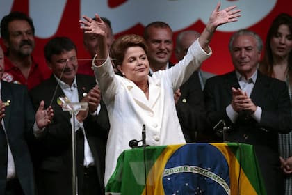 El festejo de Dilma y la planta mayor del oficialista PT, anoche, en Brasilia