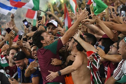 El festejo de Diniz en el Maracaná con los hinchas de Fluminense, luego de ganarle la final a Boca de la Copa Libertadores