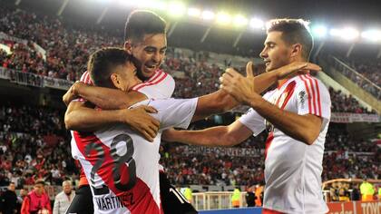 El festejo de Driussi y Alario con Martnez Quarta tras el tercer gol de River