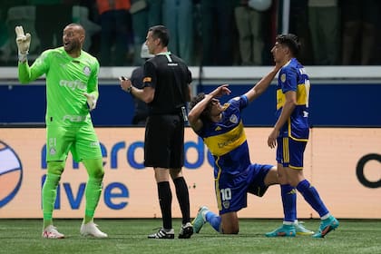 El festejo de Edinson Cavani tras convertir su primer gol en la vigente Copa Libertadores