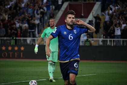El festejo de Elvis Rexhbecaj, de Kosovo, en la victoria sobre Suecia por 2-0 por el grupo B de las Eliminatorias europeas