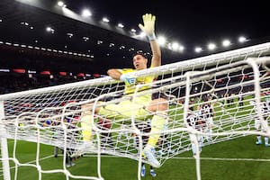 Dibu Martínez y Buendía metieron a Aston Villa en la final de la Europa League