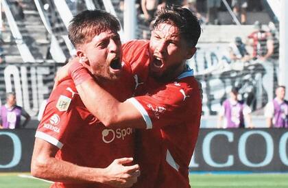 El festejo de Federico Vera y el chileno Felipe Loyola, en el triunfo de Independiente vs. Talleres