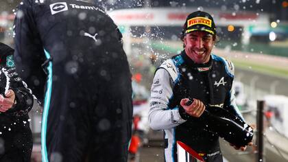 El festejo de Fernando Alonso en el podio, junto con Lewis Hamilton; del británico fue compañero y rival en McLaren y en el Gran Premio de Hungría de esta temporada mantuvieron una espectacular batalla durante 11 vueltas