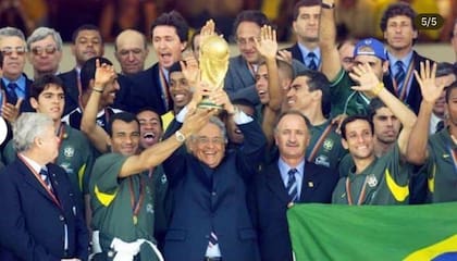 El festejo de Fernando Henrique Cardoso con la Copa del Mundo obtenida por Brasil en 2002