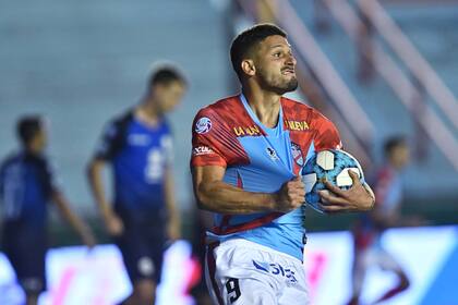 El festejo de García; el tandilense marcó el gol de Arsenal y en el descuento perdió un increíble mano a mano con Guido Herrera