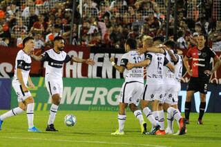 Goleó Gimnasia: un 4-0 a Newell's, el mejor regalo anticipado para Maradona