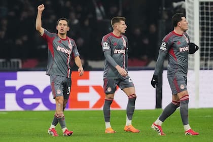 El festejo de gol de Santiago Hezze ayer ante Ajax para Olympiacos en Ámsterdam
