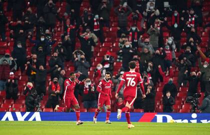 El festejo de gol de van Dijk con Salah y Wijnaldum. Crédito: Twitter