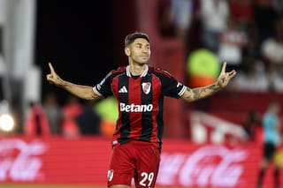 Coudet se presentó en River con un triunfo sufrido ante Huracán: tres penales, dos expulsados y varias polémicas