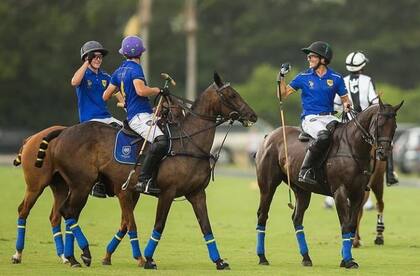 El festejo de Hilario Ulloa (derecha) con sus compañeros: Park Place a la final