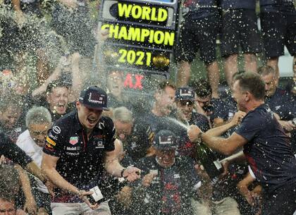 El festejo de Horner y Verstappen por el primer campeonato mundial que ganó el piloto neerlandés, cuando comenzó la segunda época triunfal del equipo de Milton Keynes.
