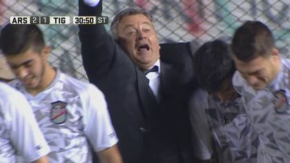 El festejo de Humberto Grondona tras el segundo gol de Arsenal