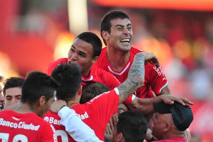 El festejo de Independiente luego del triunfo; Penco, autor de un gol, en lo más alto