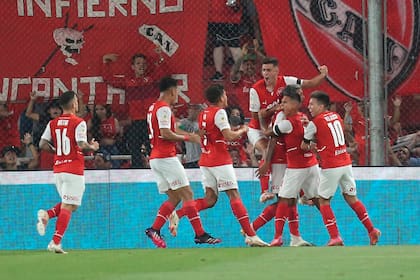 El festejo de Independiente; todos buscan a Benavídez, autor del 1-0 en lo alto