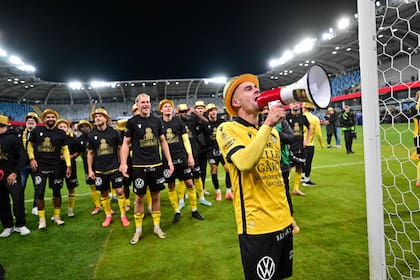 El festejo de Jesper Gustavsson, el capitán; los soldados, del otro lado