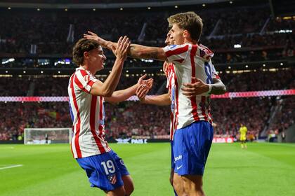 El festejo de Julián Álvarez con Pablo Barrios, autor del primer gol de Atlético de Madrid ante Villarreal