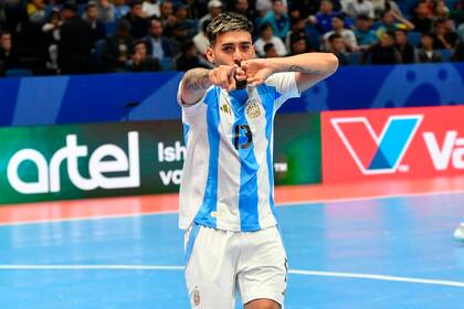 El festejo de Kevin Arrieta, que anotó dos penales en el 6-1 sobre Kazajistán en los cuartos de final