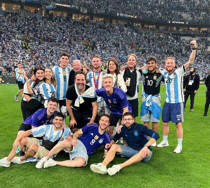 El festejo de la familia Mac Allister y amigos en el estadio Lusail en Qatar