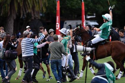 El festejo de La Natividad con su equipo y su público apenas terminó el partido
