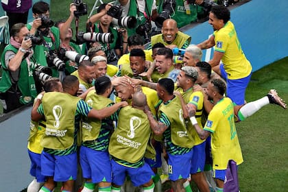 El festejo de la selección de Brasil por el segundo gol frente a Serbia