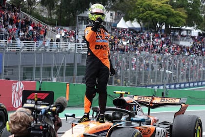 El festejo de Lando Norris sobre el MCL39 en Interlagos: el británico inició una remontada desde Zandvoort y ahora lidera con 24 puntos de ventaja en el Mundial de Pilotos