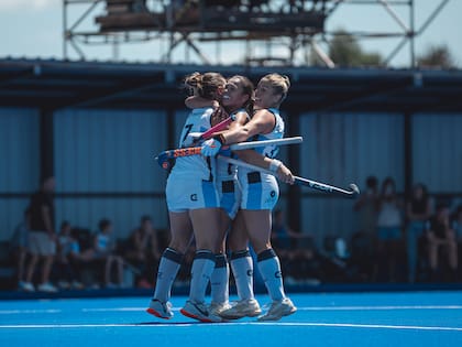 El festejo de las chicas de GEBA en el partido frente a Ciudad, que terminó igualado en dos goles