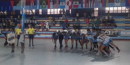 El festejo de las chicas en la ceremonia de clausura