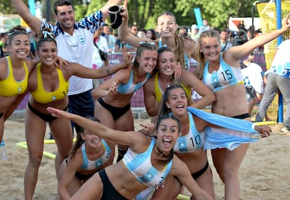 El festejo de las Kamikazes al obtener la Medalla de Oro en Beach Handball