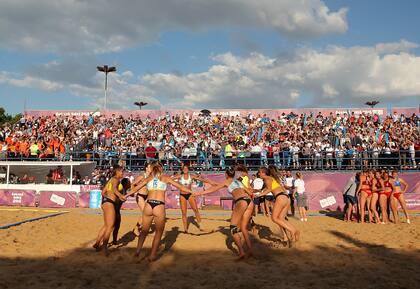 El festejo de las Kamikazes al obtener la Medalla de Oro en Beach Handball