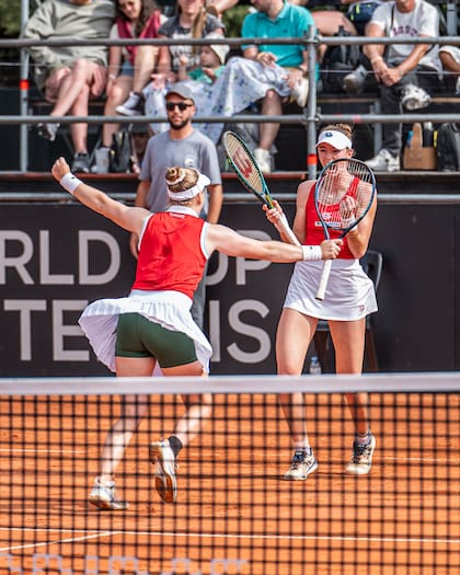 El festejo de las suizas Celine Naef y Simona Waltert en el punto de dobles que les dio el 2-1 a las europeas, el ascenso y provocó la frustración de las argentinas