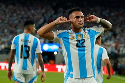 El festejo de Lautaro Martínez para la victoria argentina: es su segundo tanto en dos partidos