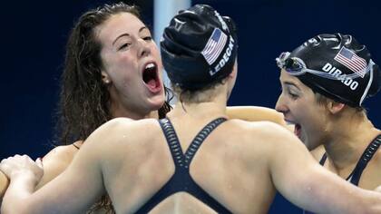 El festejo de Ledecky y sus compañeras