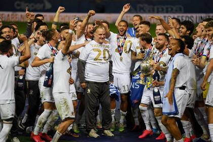 El festejo de Leeds campeón, con Marcelo Bielsa en el centro de la escena