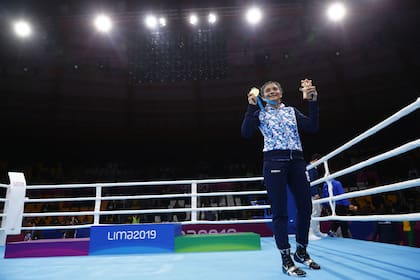 El festejo de Leonela sobre el ring: el brillo de la medalla dorada es el orgullo del boxeo argentino, que ahora crece en la rama femenina