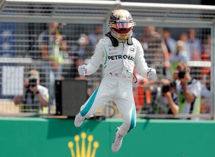 El festejo de Lewis Hamilton tras la pole position en Silverstone
