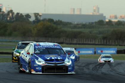 A falta de seis vueltas, Berni Llaver (Chevrolet Cruze) supero a Nicolás Moscardini (Honda Civic) y manejó rumbo a la victoria