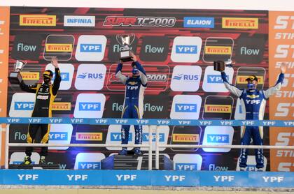 Leonel Pernía (Renault Fluence) y Agustín Canapino (Chevrolet Cruze) flanquean el ganador Berni Llaver (Chevrolet Cruze); el mendocino se impuso en el circuito N°8 del autódromo de Buenos Aires