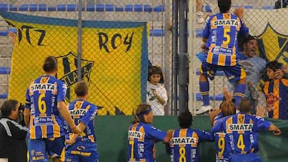 Uno de los festejos de Atlanta más grande de los últimos años: el triunfo ante River en 2012. Por supuesto, el autor de este libro estaba esa noche en la popular de la cancha de Vélez