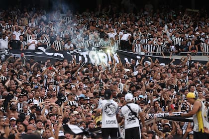 El festejo de los hinchas de Botafogo, flamante campeón de la Copa Libertadores tras vencer a Atlético Mineiro por 3-1 en el Monumental