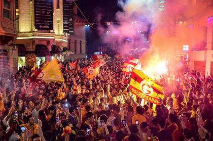 El festejo de los hinchas del Galatasaray en Estambul