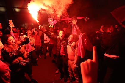 El festejo de los hinchas, en las puertas de Anfield