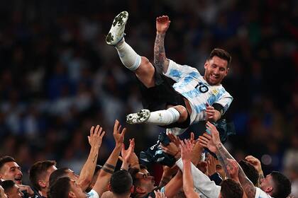 El festejo de los jugadores argentinos lanzando por el aire a Messi tras la goleada a Italia 3-0