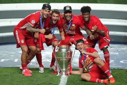 El festejo de los jugadores con la copa luego del triunfo frente a PSG por 1 a 0.